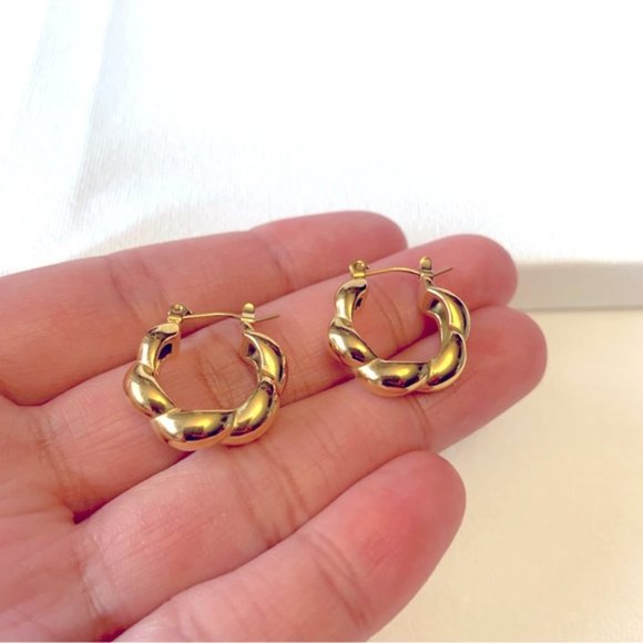 18k Gold Plated Elegant Minimalist textured Hoop Earrings - Picture 3 of 10